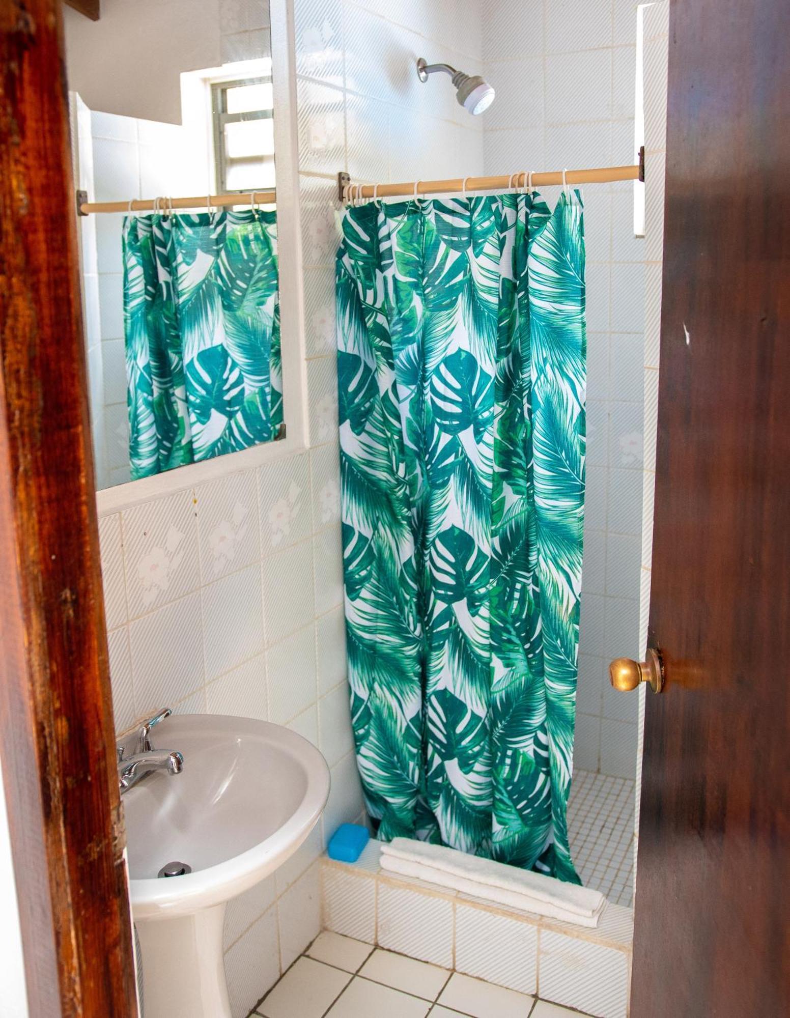 Tropical Breeze Vacation Home And Apartments Гроз-Иле Экстерьер фото